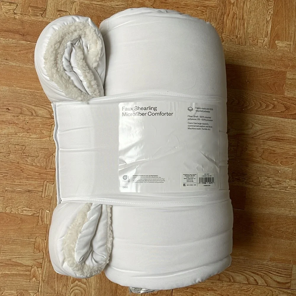 Room essentials 66 x 94 in reversible faux shearing microfiber comforter